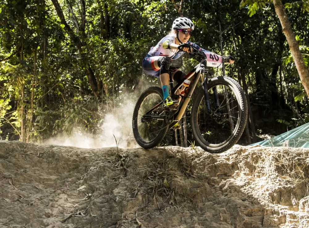 How a Downhill Mountain Bike with Wide Tires Enhances Off-Road Performance