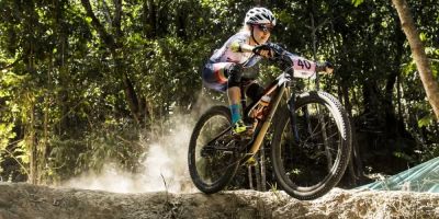 How a Downhill Mountain Bike with Wide Tires Enhances Off-Road Performance